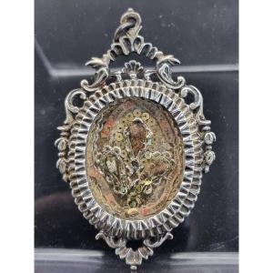 Reliquiario pendente in argento con tre reliquie, Italia, XVIII secolo