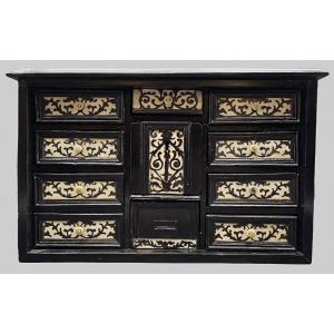 Stipetto in legno e osso intarsiato – Italia meridionale, XVII–XVIII secolo