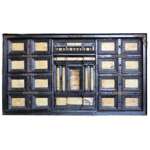 Monetiere da collezione in legno e lamina di corno, Italia settentrionale, XVII secolo