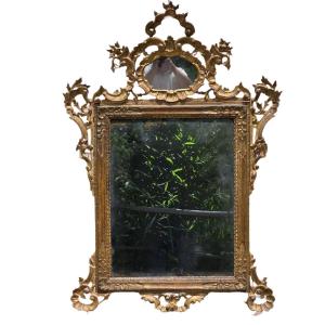 Specchiera veneziana dorata del XVIII secolo con cimasa e fregi intagliati