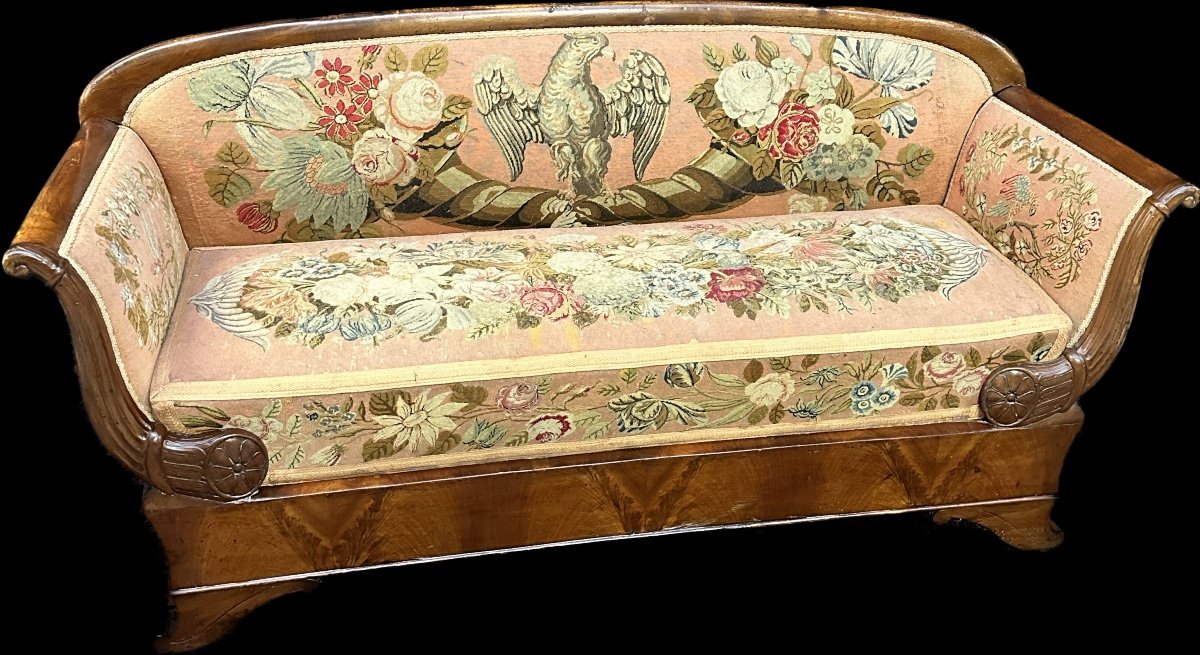 XIX secolo, divano piemontese in legno di noce scolpito, Carlo X