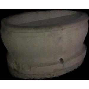 XVII secolo, antica vasca ovale, in marmo scolpito. 75x75x140 cm