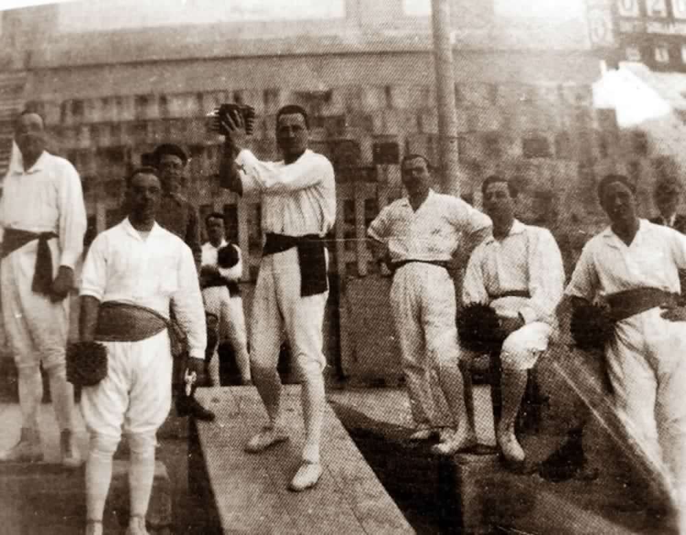 Rara coppia di bracciali in legno per il gioco del pallone dotati di manico-photo-2