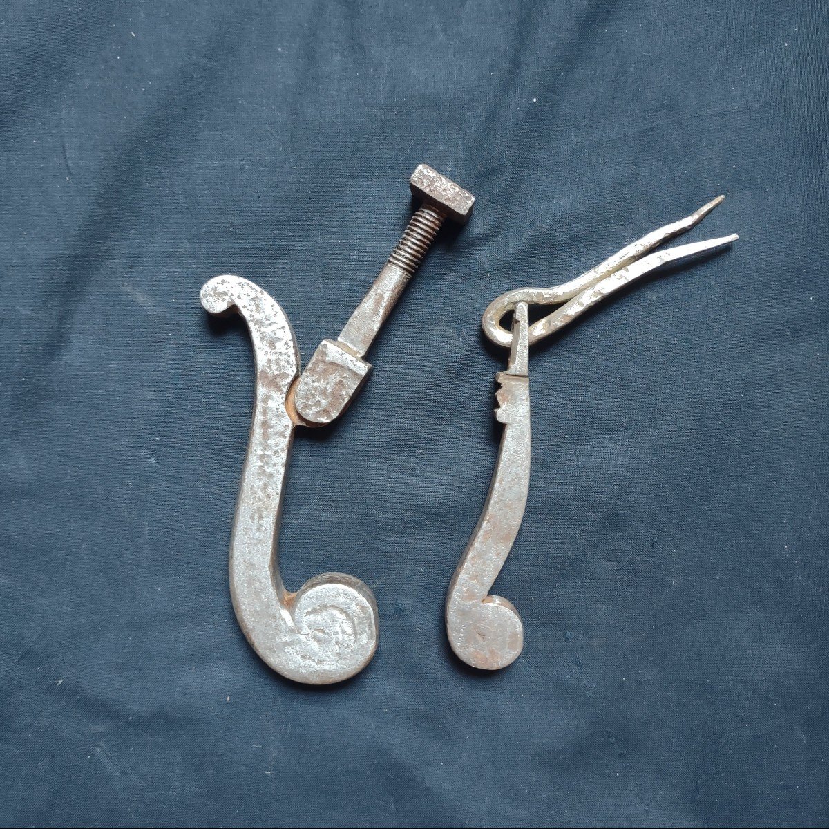 Maniglia e piccolo battiporta in ferro forgiato XVII secolo -photo-3