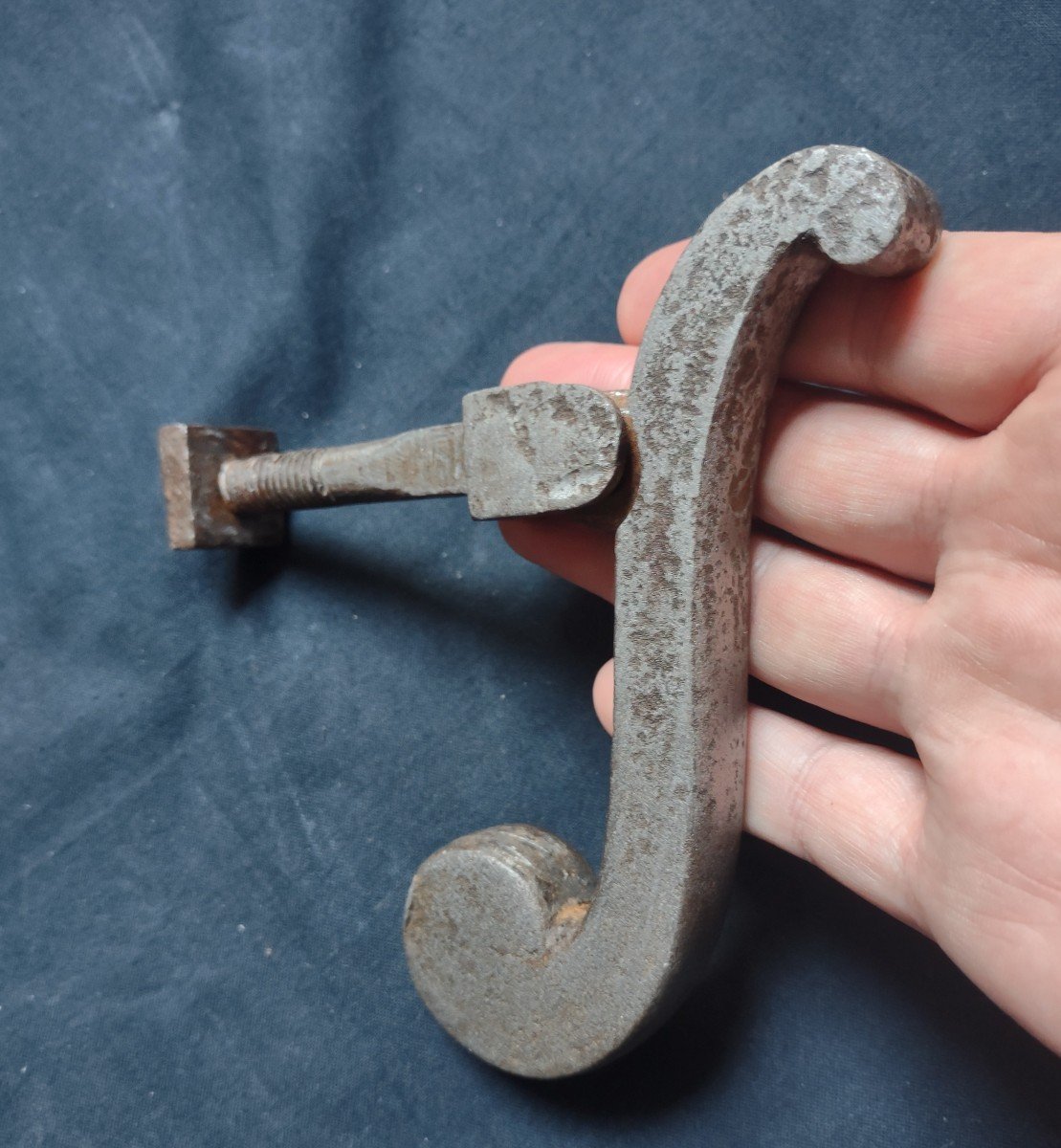 Maniglia e piccolo battiporta in ferro forgiato XVII secolo -photo-1