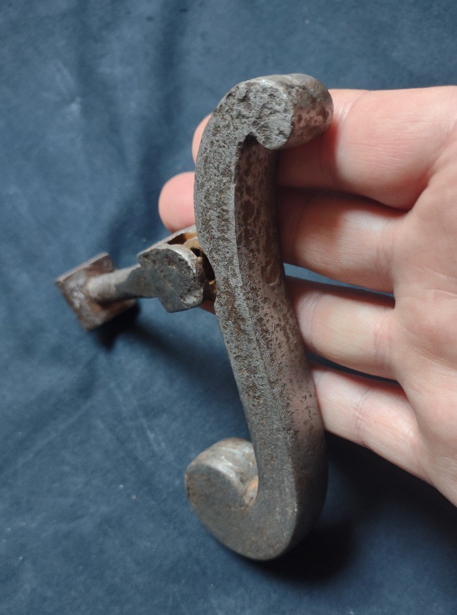 Maniglia e piccolo battiporta in ferro forgiato XVII secolo -photo-2