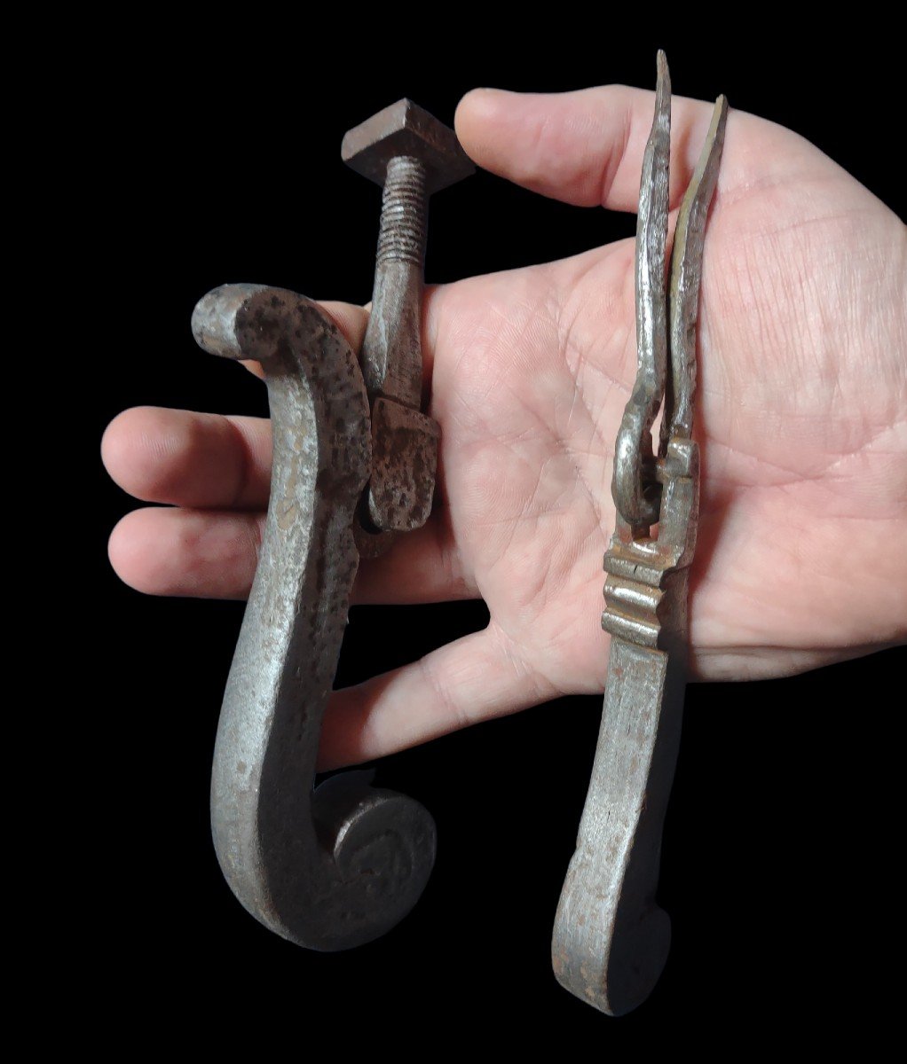Maniglia e piccolo battiporta in ferro forgiato XVII secolo 