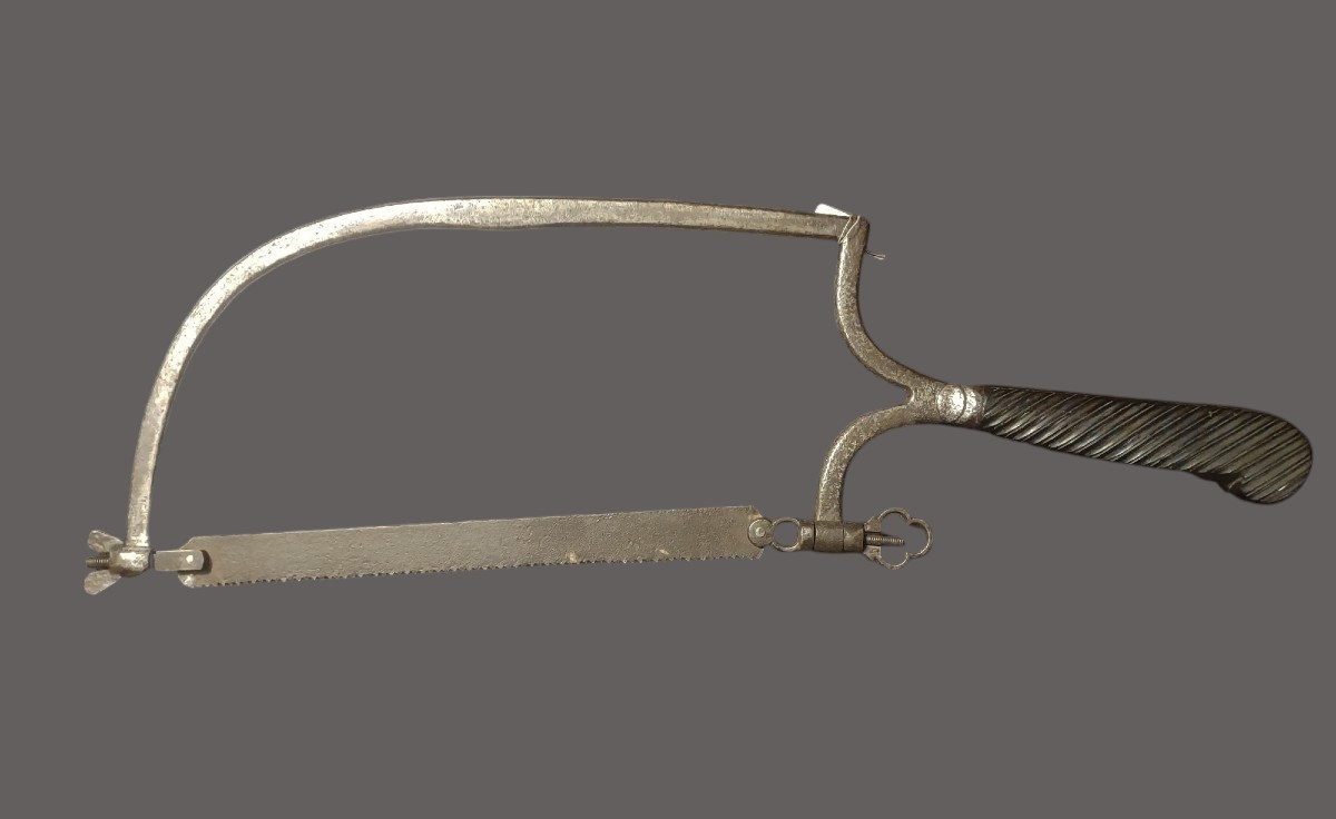 Rara grande sega da amputazione con manico in ebano fine XVII secolo