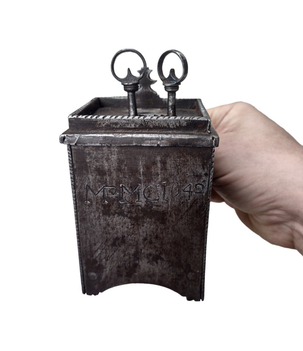Splendido Elemosiniere doppia chiave XVII secolo 