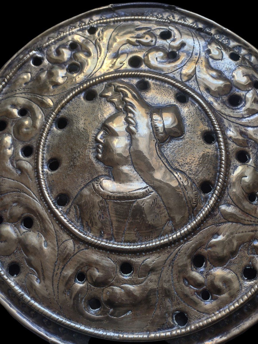 Importante coperchio di braciere in ottone sbalzato XVII secolo -photo-2