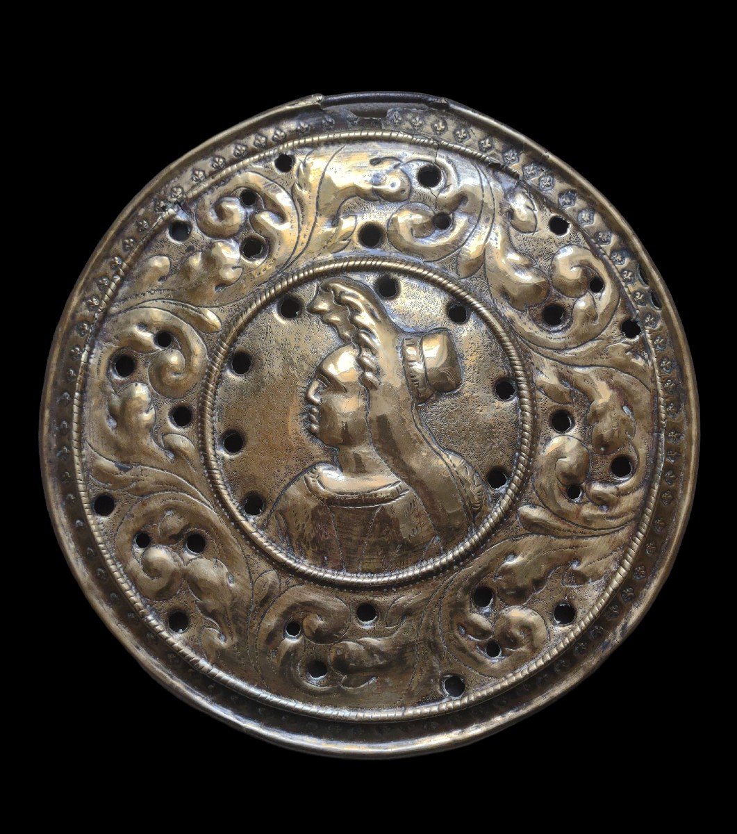 Importante coperchio di braciere in ottone sbalzato XVII secolo 