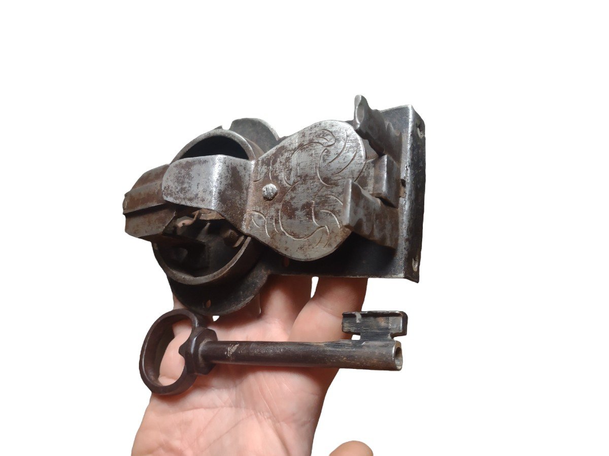 Serratura da cassapanca in ferro forgiato ed inciso XVIII secolo con chiave originale