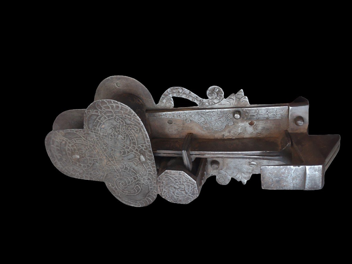 Serratura da mobile in ferro forgiato ed inciso XVII secolo-photo-1