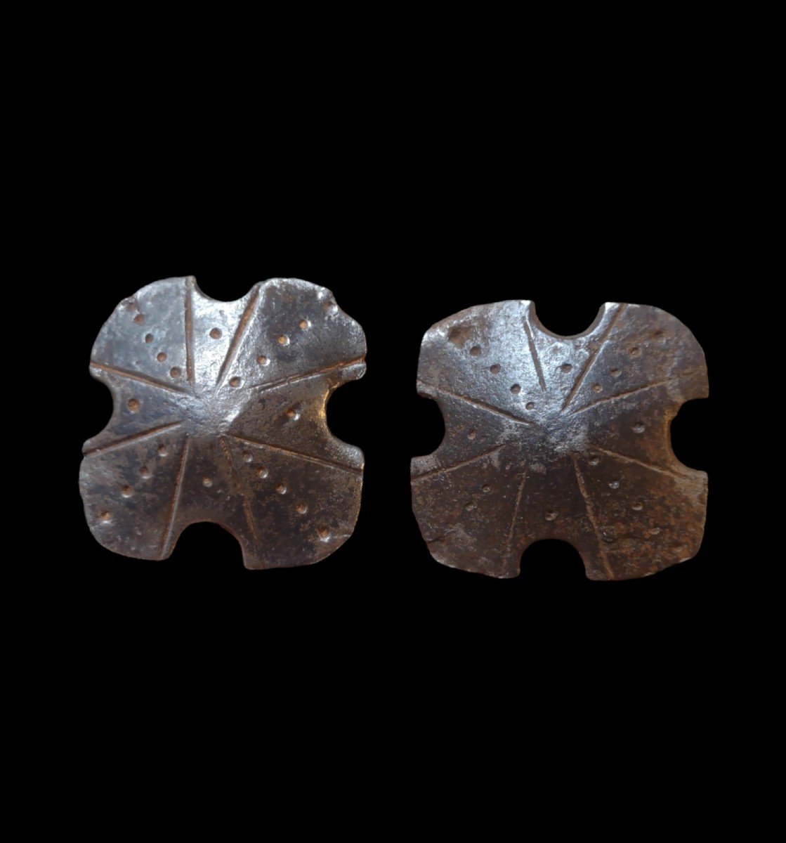 2 Grandi chiodi in ferro forgiato ed inciso XVII secolo 