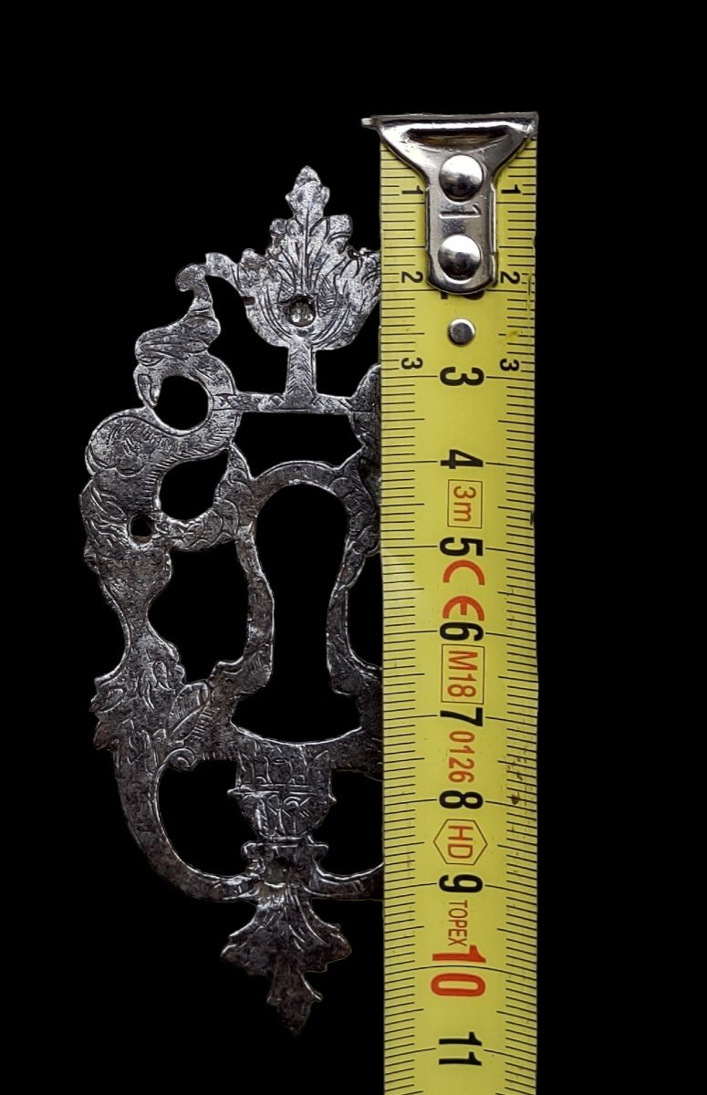 Raffinata bocchetta in ferro forgiato ed inciso XVII secolo -photo-1
