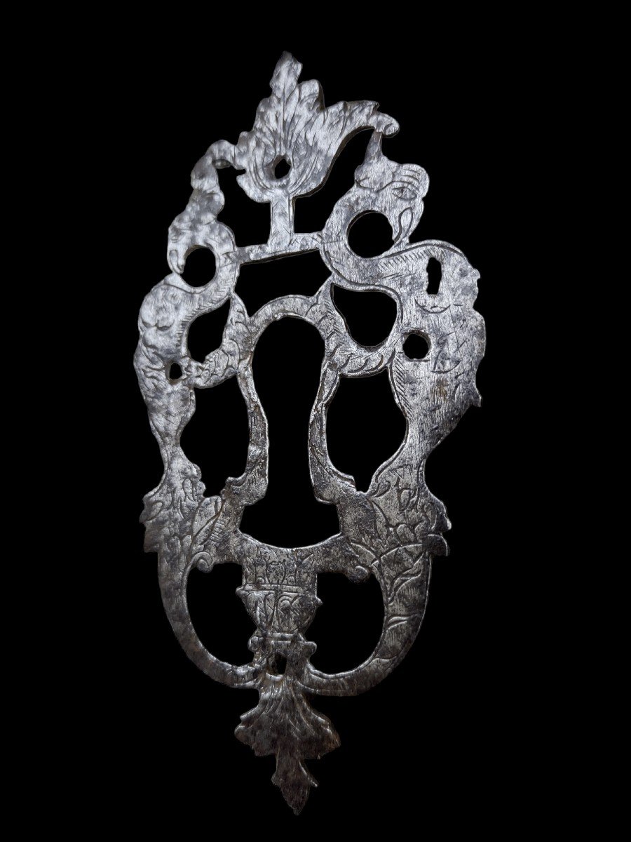Raffinata bocchetta in ferro forgiato ed inciso XVII secolo 
