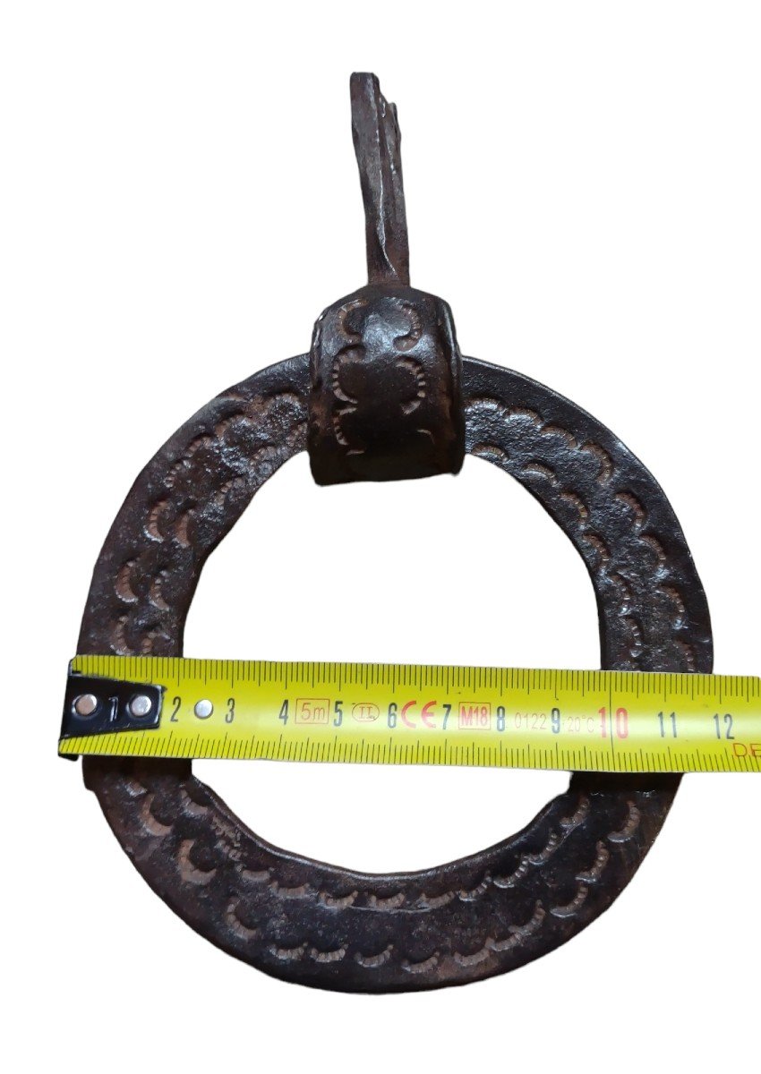 Maniglia di porta o mobile in ferro forgiato ed inciso XVII secolo -photo-1