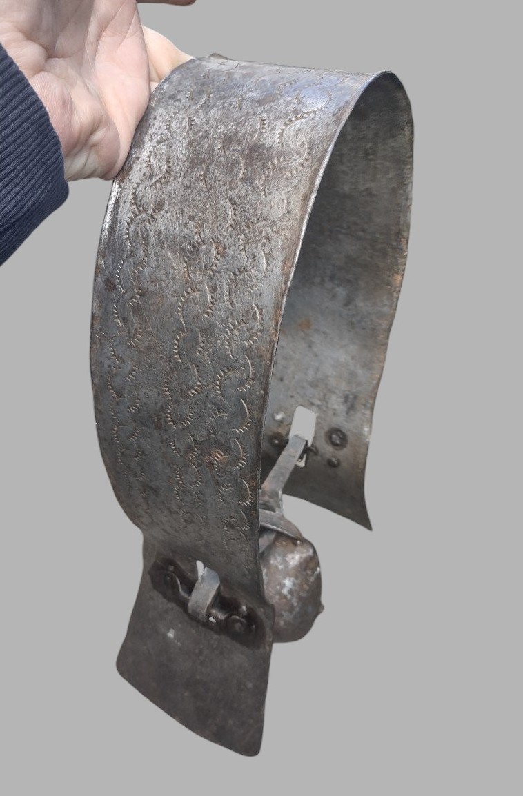 Raro collare da mucca in ferro forgiato ed inciso XVIII secolo 