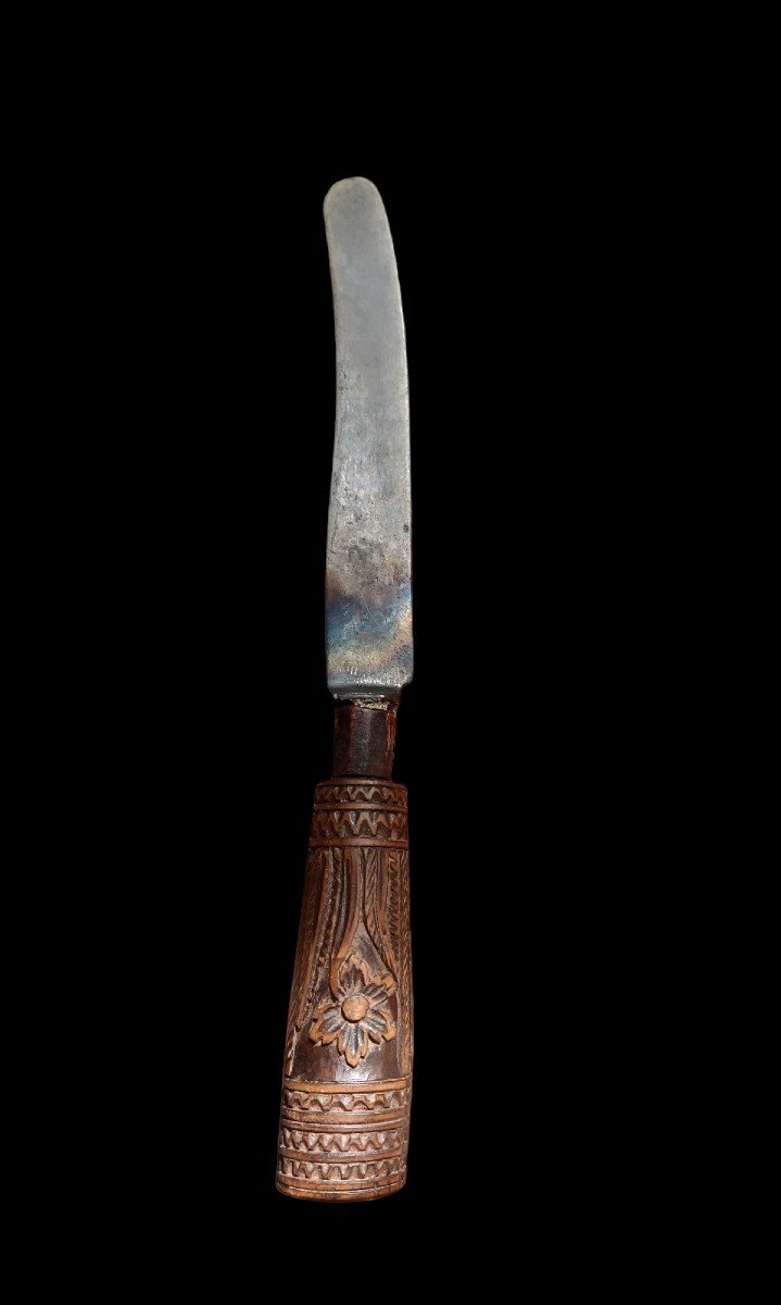 Coltello in ferro con manico in legno scolpito Solingen XIX secolo