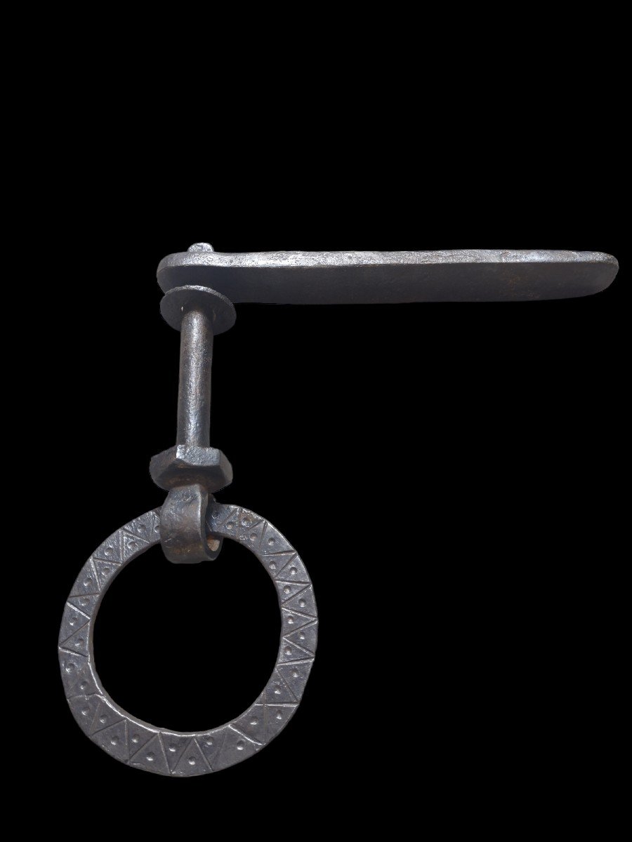 Maniglia in ferro forgiato ed inciso con chiavistello XVIII secolo 