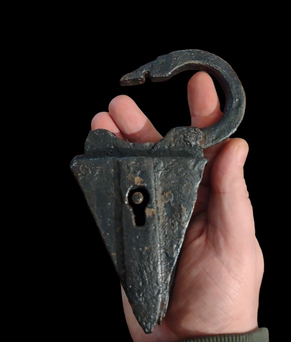 Grosso lucchetto triangolare in ferro forgiato XVI secolo 