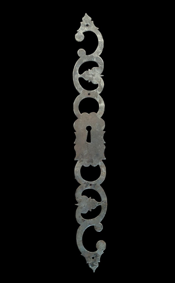 Raffinata bocchetta in ferro forgiato per mobile 37 cm