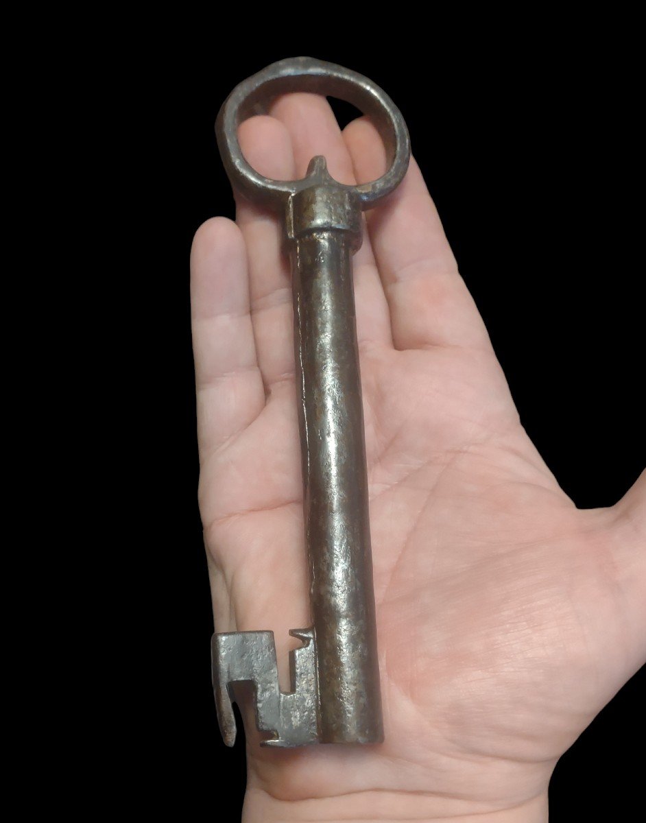 Importante chiave trentina da portone in ferro forgiato ed assemblato XVII secolo cm 18