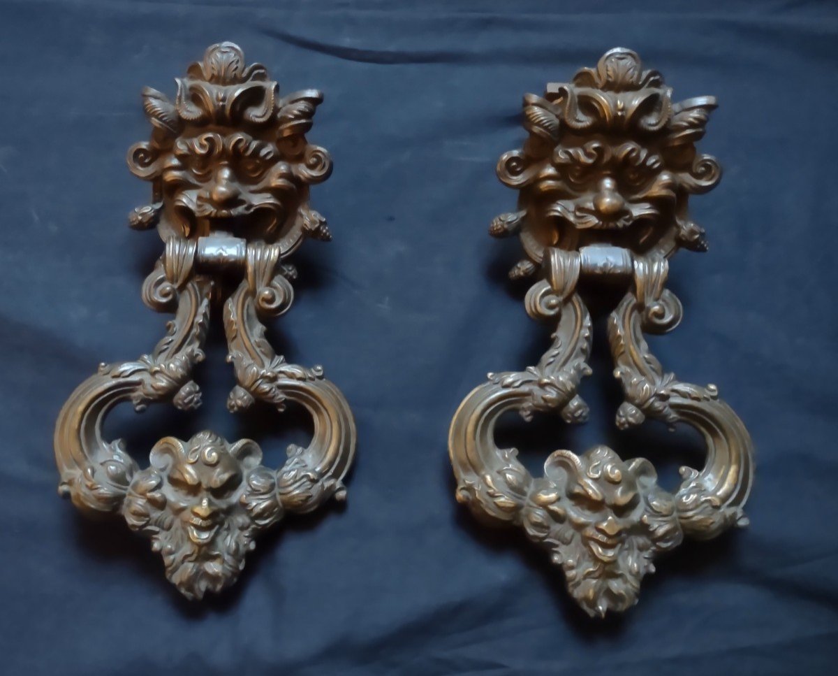 Importante coppia di battiporta Luigi  XIV in bronzo