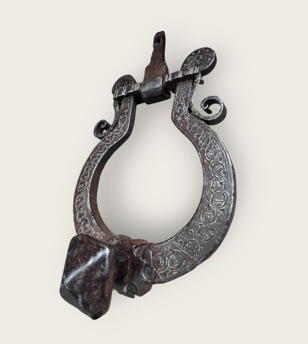 Splendido battiporta a lira in ferro forgiato ed inciso inizio XVII secolo -photo-2