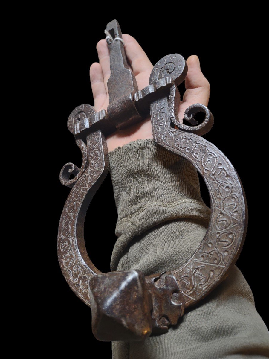 Splendido battiporta a lira in ferro forgiato ed inciso inizio XVII secolo 