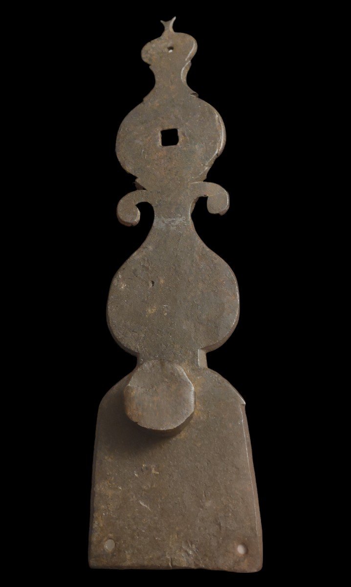 Notevole piastra decorativa e protettiva di battiporta in ferro forgiato XVII secolo-photo-3
