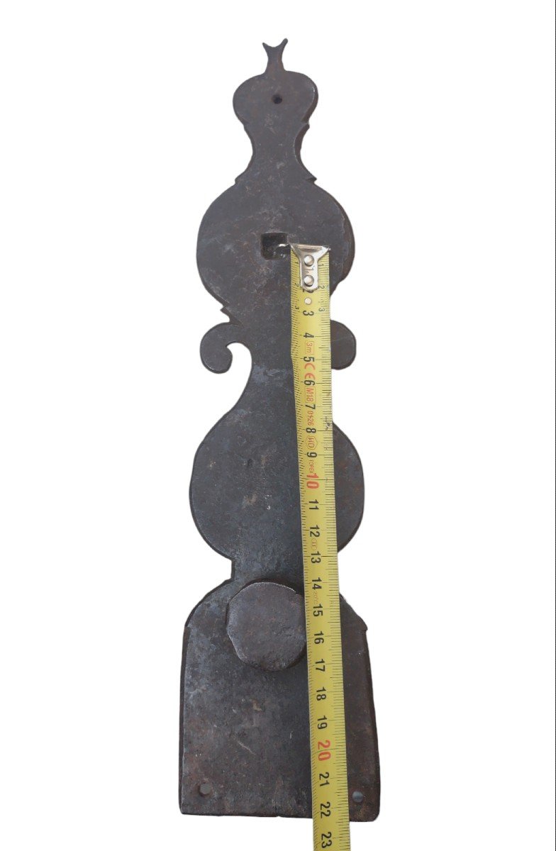 Notevole piastra decorativa e protettiva di battiporta in ferro forgiato XVII secolo-photo-3