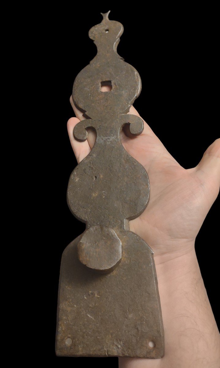 Notevole piastra decorativa e protettiva di battiporta in ferro forgiato XVII secolo