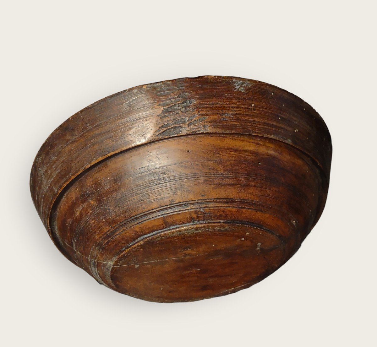 Enorme ciotola in legno Valsesia XVIII secolo diametro cm. 43
