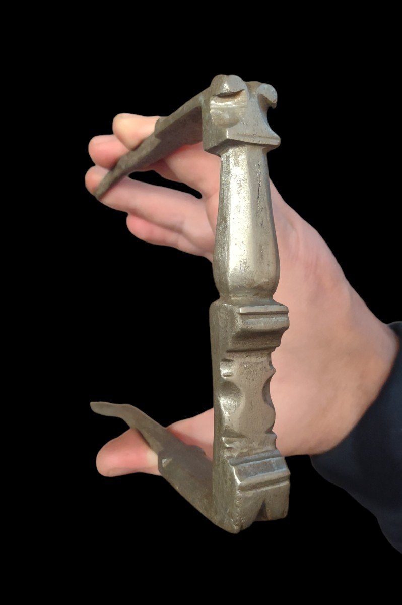 Bella maniglia in ferro forgiato e scolpito  XVI secolo