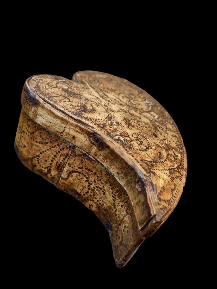 Splendida scatola "delle suore" in legno laccato e bulinato fine XVII secolo