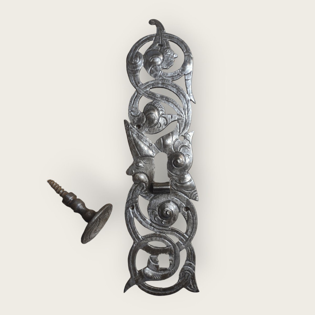 Splendida bocchetta in ferro forgiato, inciso e traforato Alto Adige XVII secolo-photo-3