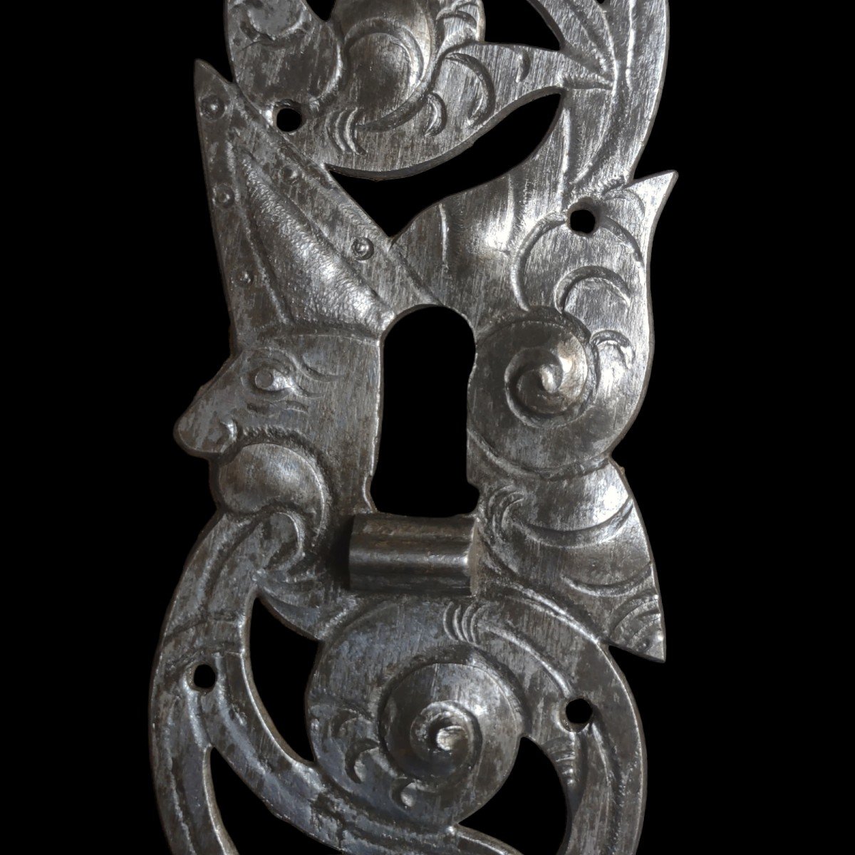 Splendida bocchetta in ferro forgiato, inciso e traforato Alto Adige XVII secolo-photo-4