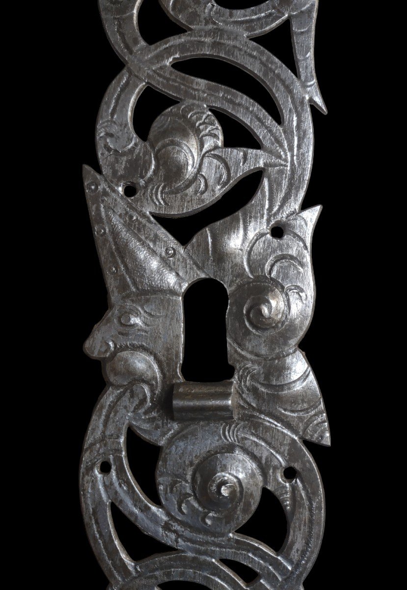 Splendida bocchetta in ferro forgiato, inciso e traforato Alto Adige XVII secolo-photo-5