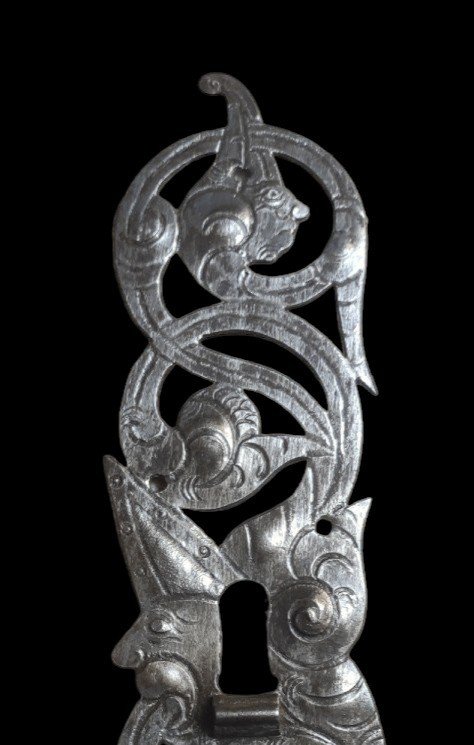 Splendida bocchetta in ferro forgiato, inciso e traforato Alto Adige XVII secolo