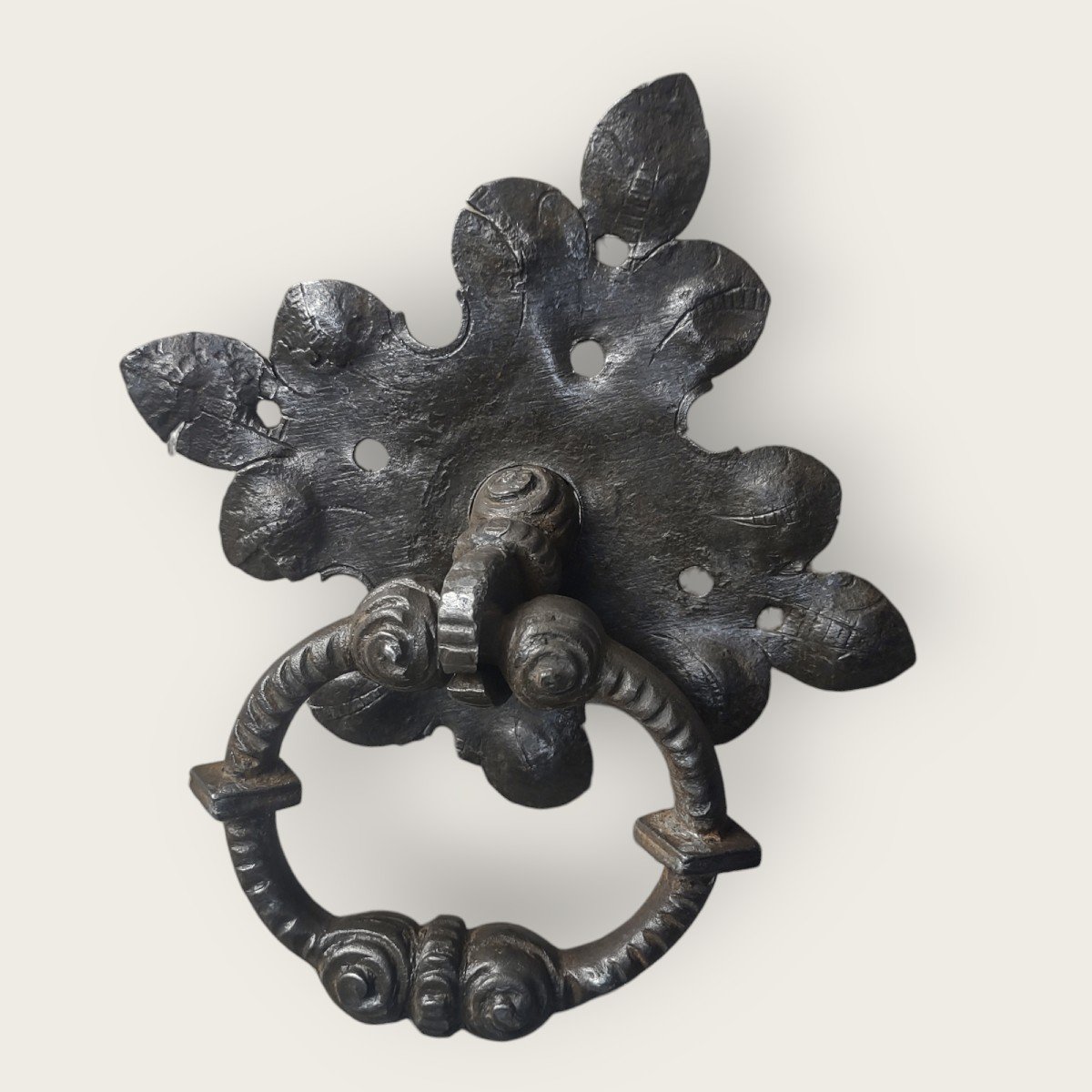 Maniglia in ferro forgiato scolpita con piastra XVII secolo-photo-2