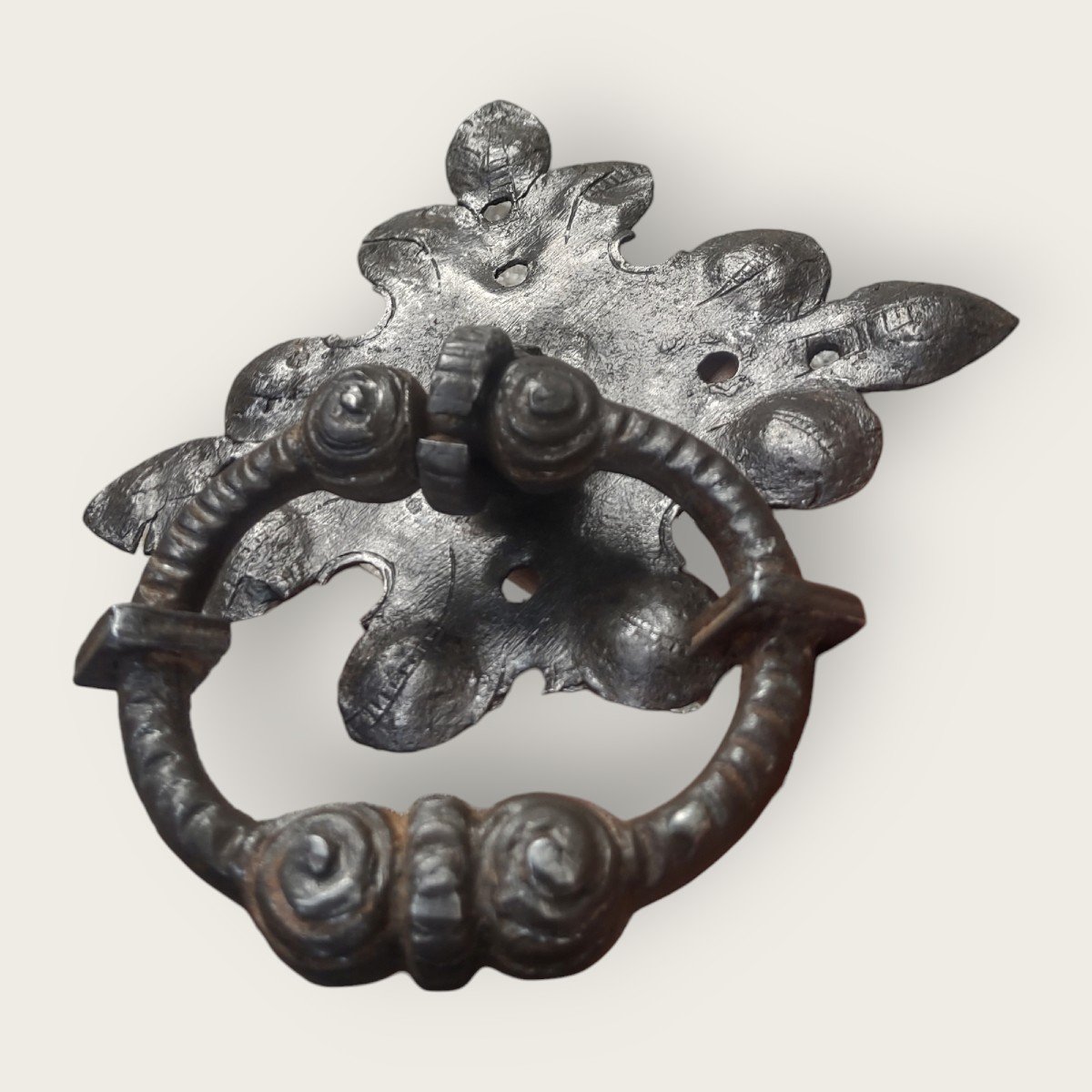 Maniglia in ferro forgiato scolpita con piastra XVII secolo-photo-4