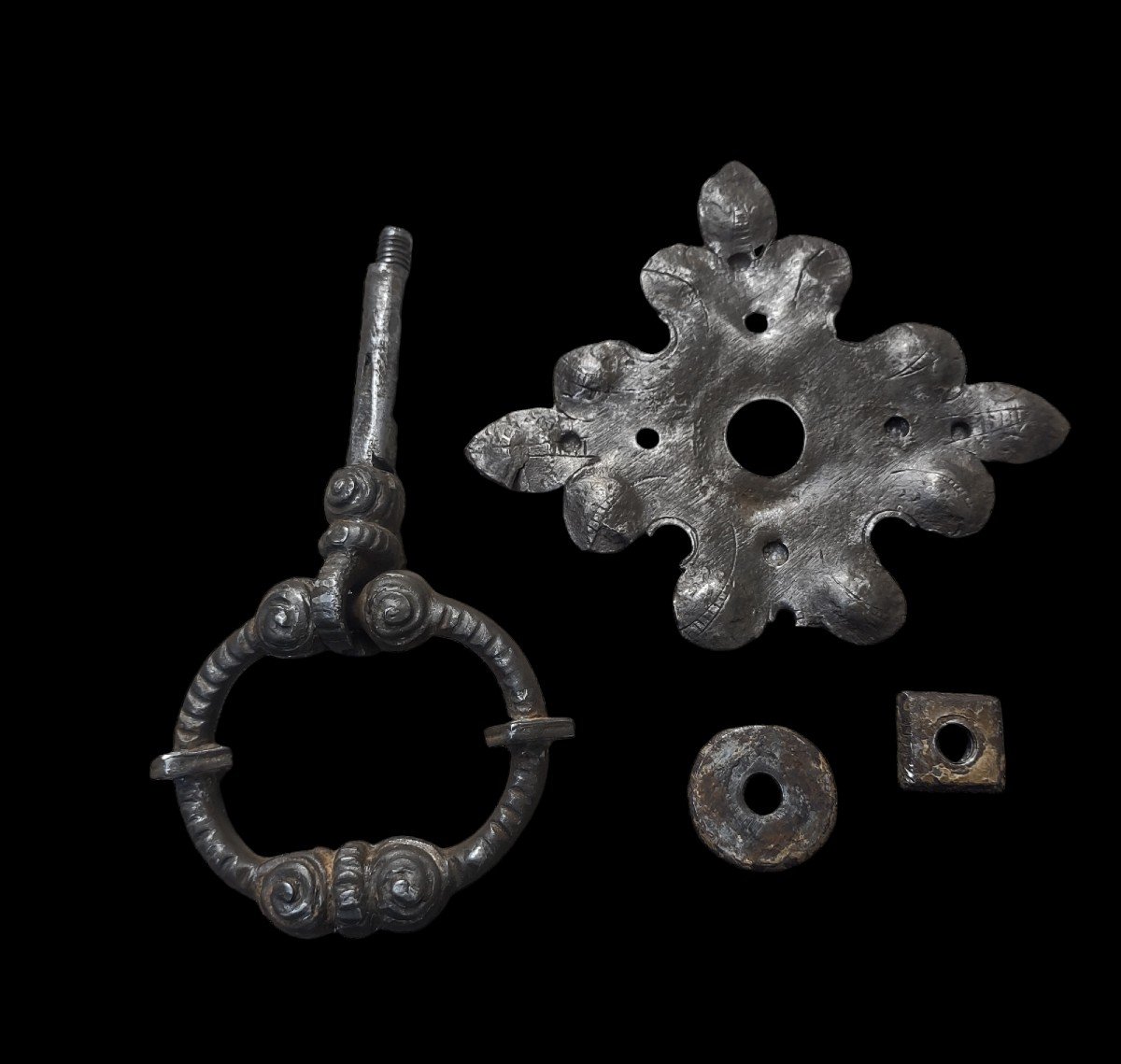 Maniglia in ferro forgiato scolpita con piastra XVII secolo-photo-1