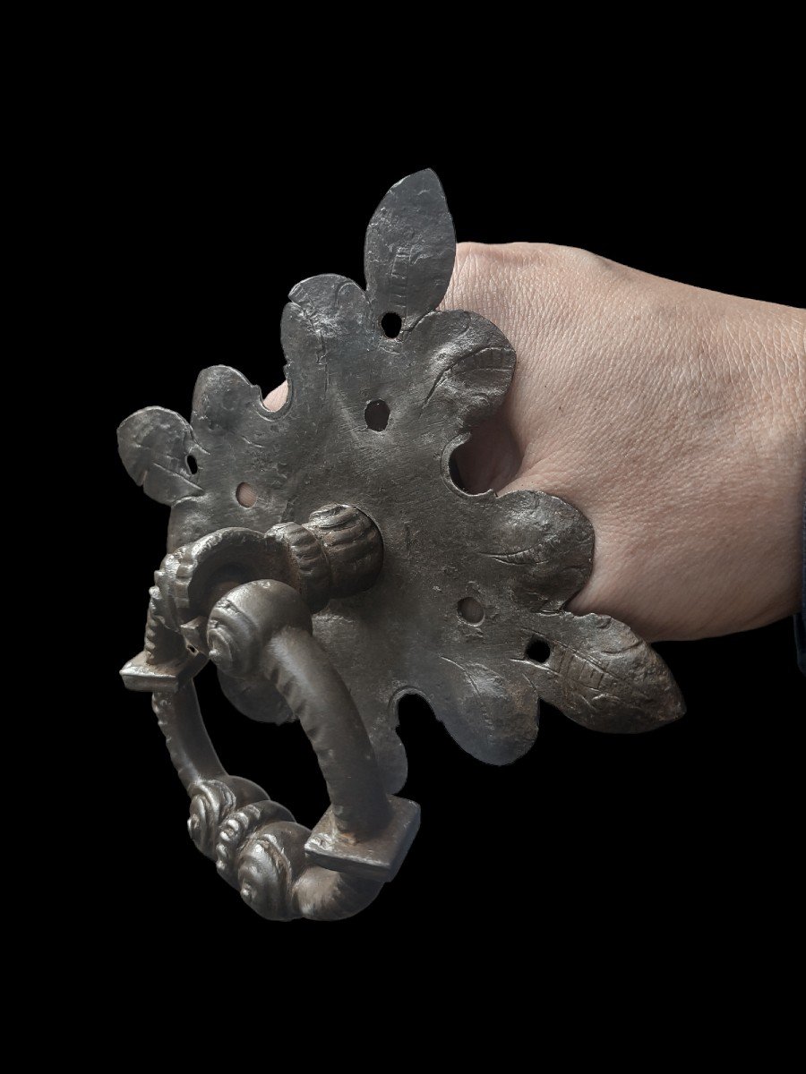 Maniglia in ferro forgiato scolpita con piastra XVII secolo-photo-2