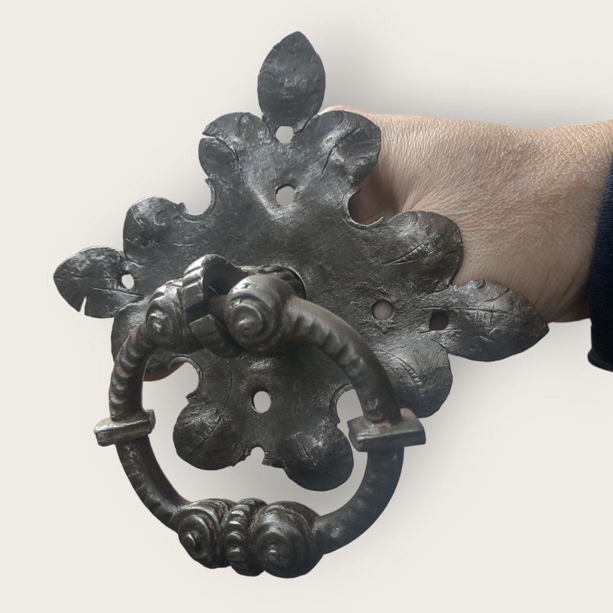 Maniglia in ferro forgiato scolpita con piastra XVII secolo-photo-3