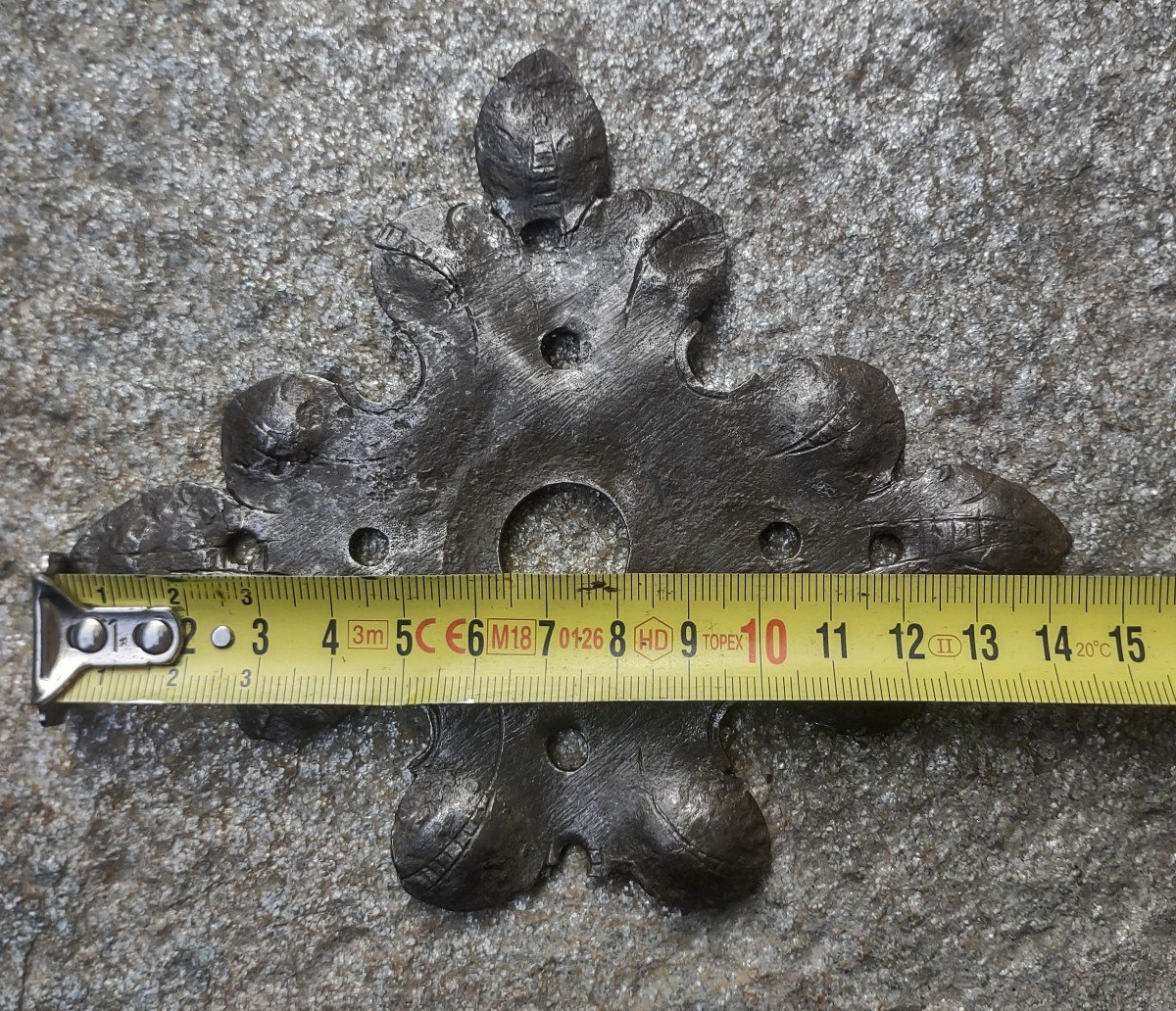 Maniglia in ferro forgiato scolpita con piastra XVII secolo-photo-4