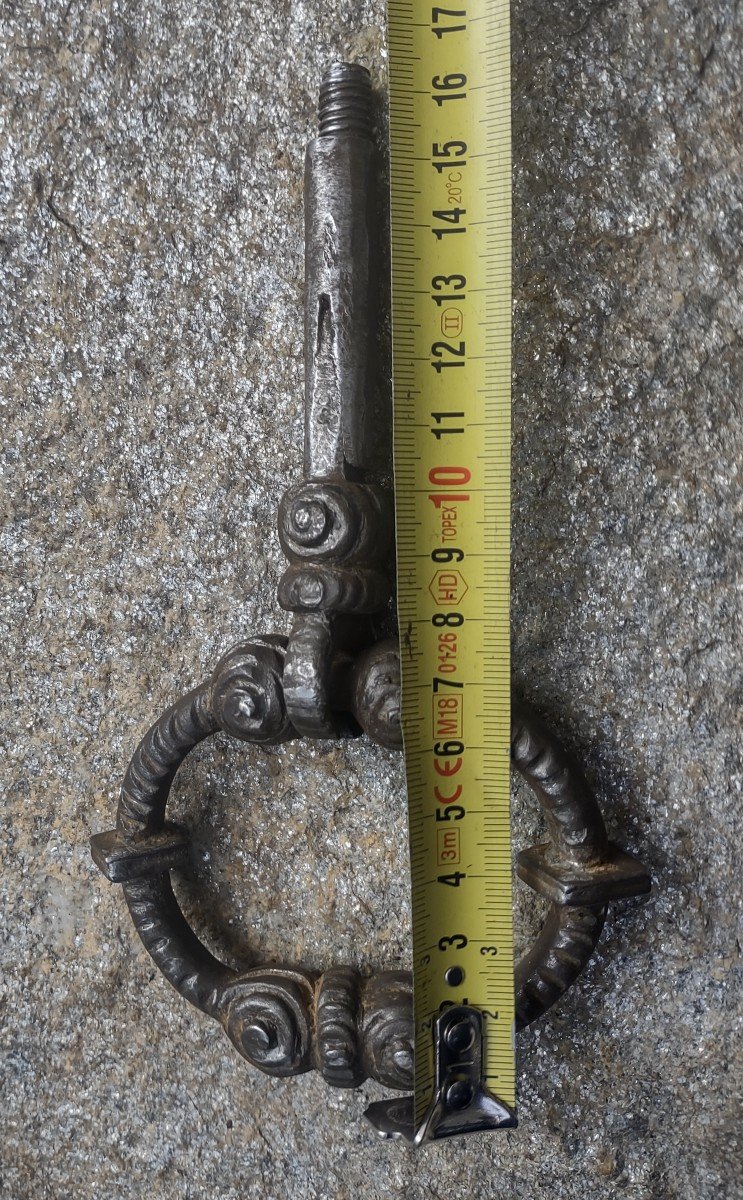 Maniglia in ferro forgiato scolpita con piastra XVII secolo-photo-5