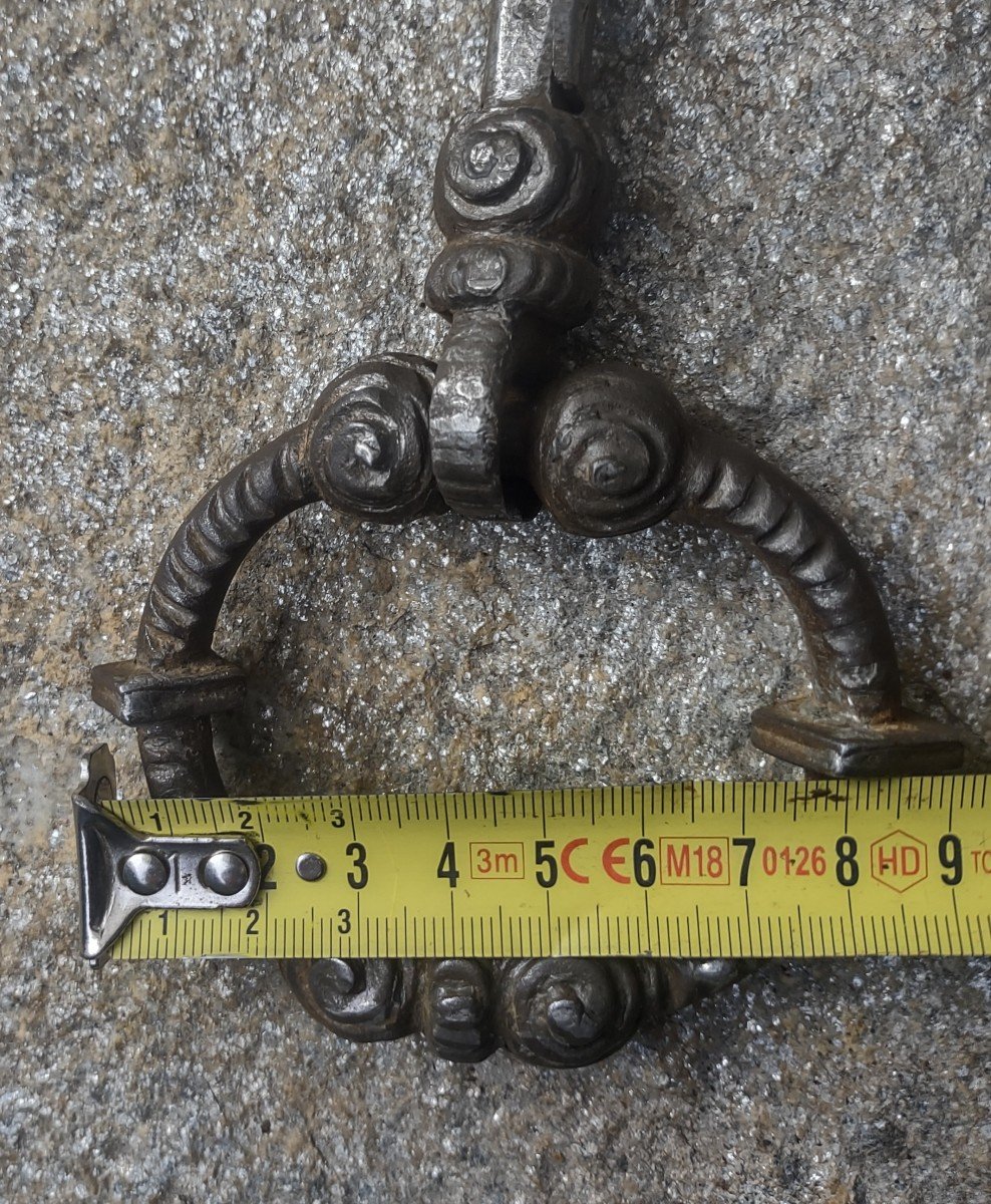 Maniglia in ferro forgiato scolpita con piastra XVII secolo-photo-6