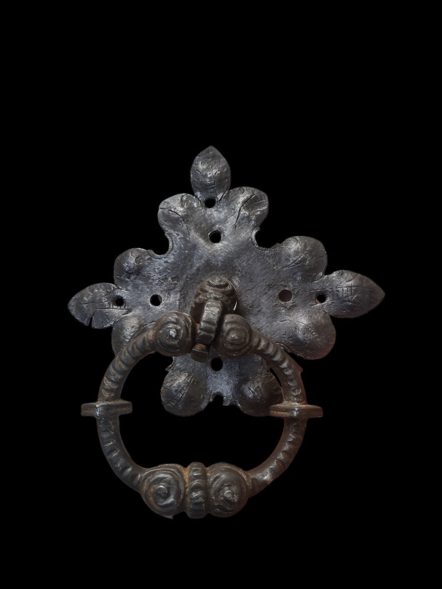Maniglia in ferro forgiato scolpita con piastra XVII secolo