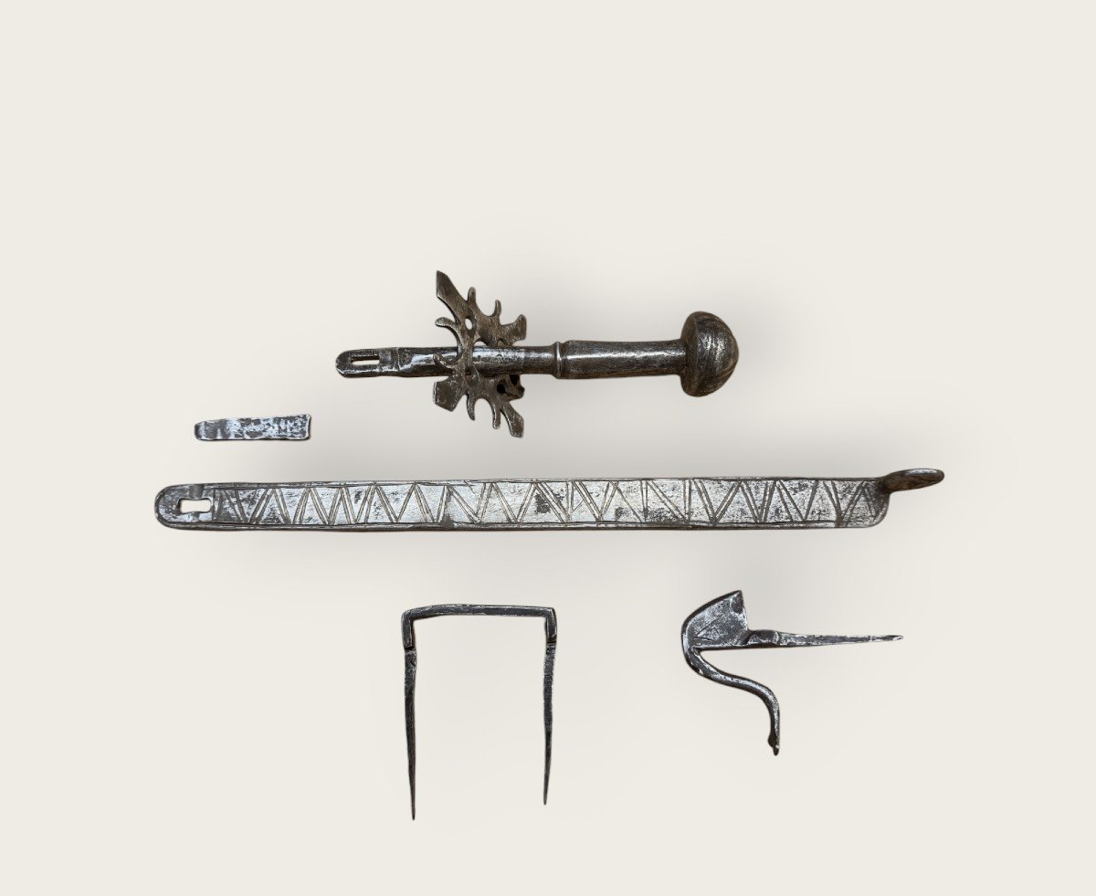 Bel chiavistello completo in ferro forgiato  inizio  XVIII secolo-photo-2